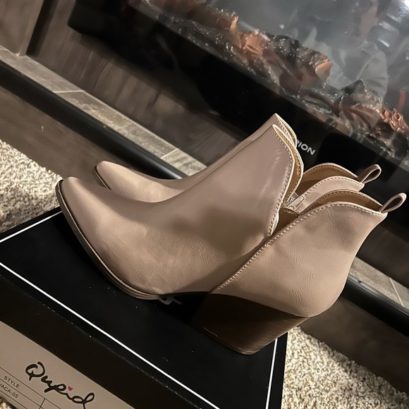 Super cute booties!! - Picture 3 of 3